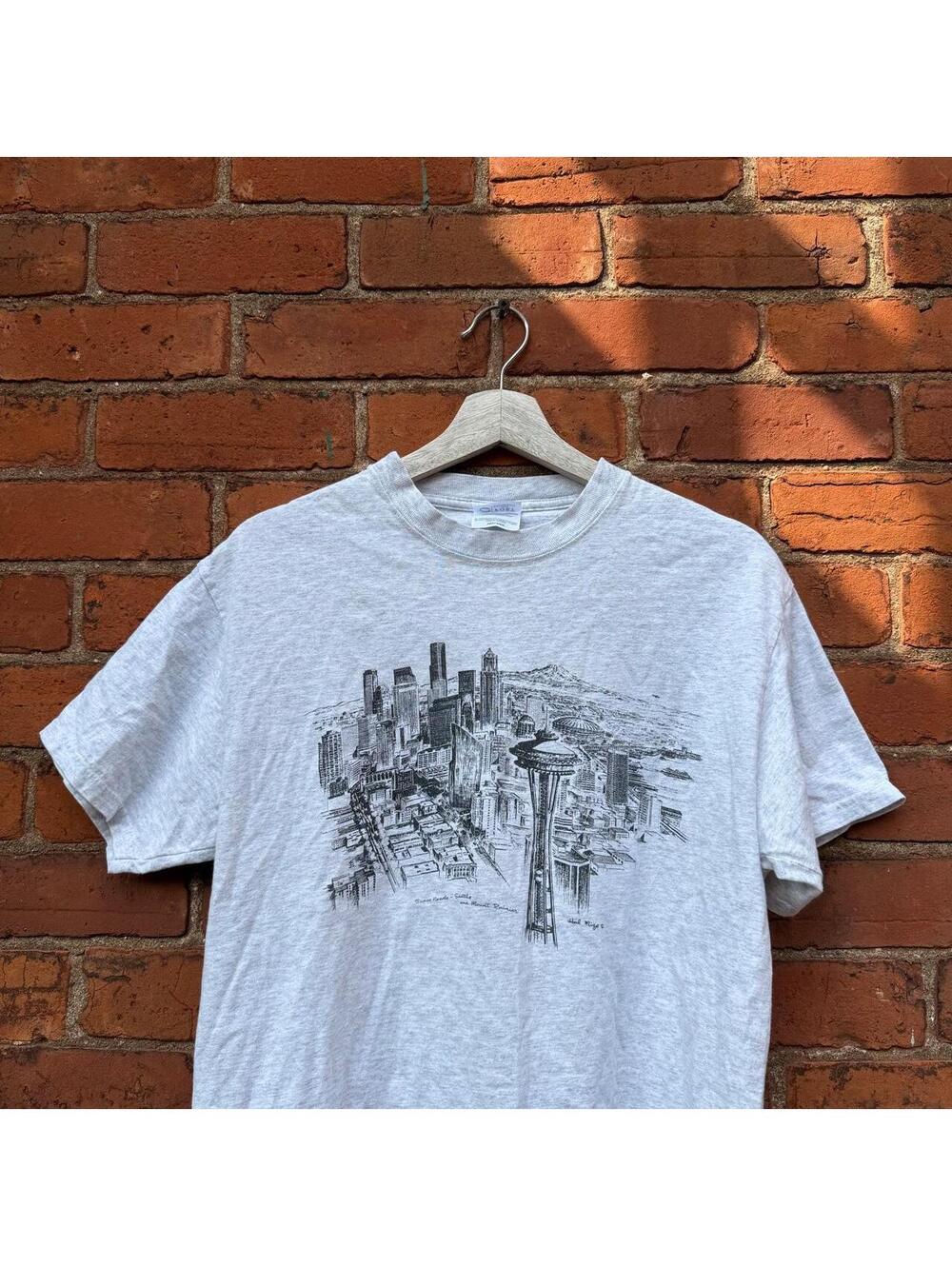 Vintage Seattle space needle and mount rainier art t shirt M